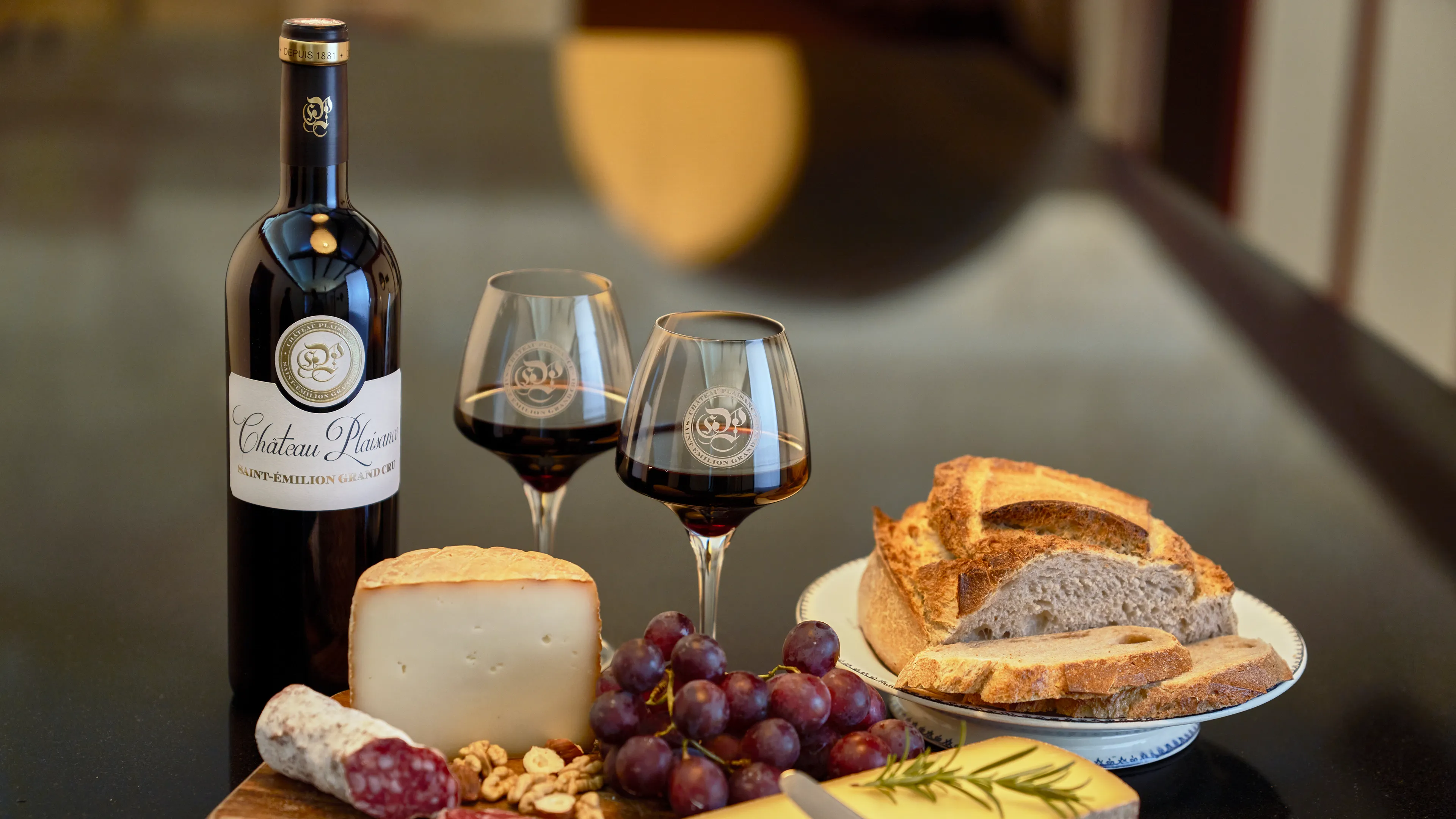 我们的酿酒师正在Plaisance酒庄的酒窖中品鉴，这捕捉了我们家族自1881年以来的酿酒传统与激情。他正在品尝橡木桶中熟成的年份酒，这是酿造我们卓越的圣埃美隆特级园波尔多红酒的关键一步。