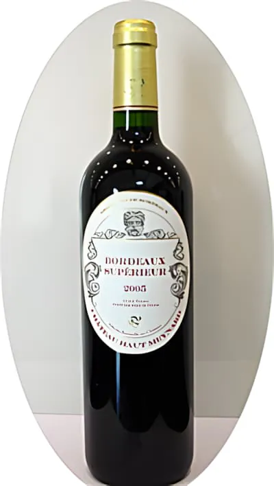 一瓶上梅纳德酒庄2005年波尔多优级红酒，带有金色箔纸瓶帽，置于中性背景前。