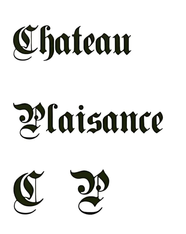 「Château Plaisance」字样和首字母「C P」用优雅的黑色哥特式字体书写。