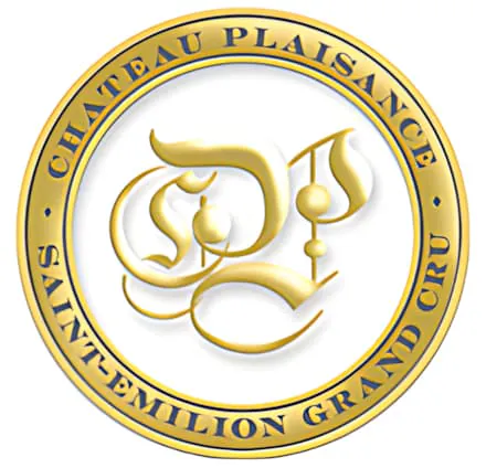 普莱桑酒庄的金色圆形标识，有华丽的「CP」首字母，边框有「Château Plaisance」和「Saint-Émilion Grand Cru」文字。